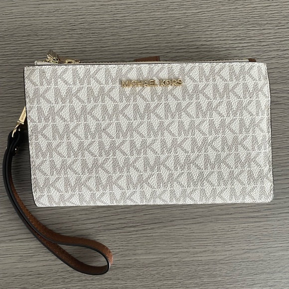 Micheal Kors Wallet in Vanilla. Brand new 10/10 condition. - Picture 3 of 4